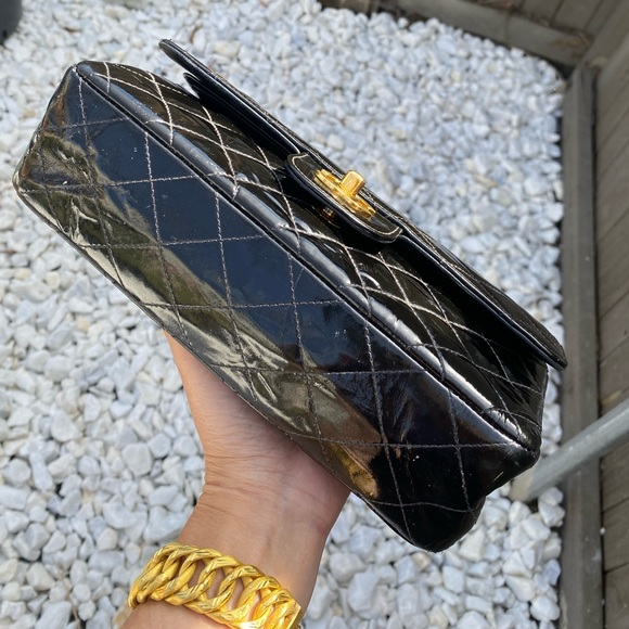 ⭐️BEAUTIFUL⭐️ CHANEL CLASSIC FLAP BAG MEDIUM 9 INCHES🔥 100% Authentic patent - Picture 12 of 17
